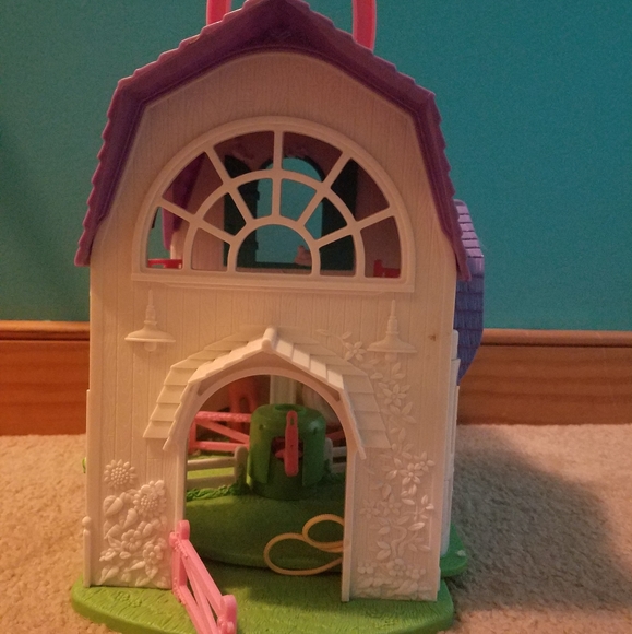 Fisher Price | Expandable Pony Barn with Ponies - Picture 2 of 10